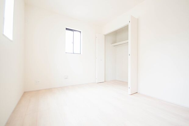 バルコニーに直接出入りできるお部屋です。ちょっと外の空気を吸いたい時や、ベランダでミニガーデニングなども楽しめそうです。