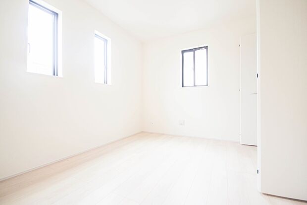 明るい窓のあるお部屋は子供部屋にぴったり。可愛い家具で素敵なお部屋に。