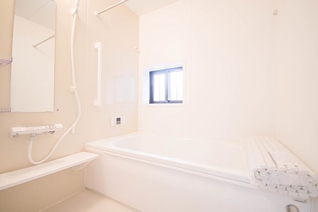 高級感溢れるカラーと大きさ・柔らかな曲線で構成された半身浴も楽しめるバスタブが心地よさをもたらします。