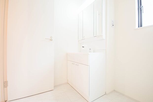 洗面室のある脱衣所は広々。脱いだお洋服をそのままお洗濯。