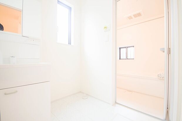 毎日使う洗濯機。しっかりと奥行きのある置き場が確保されています。