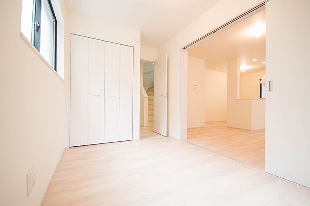 独立性を高めたお部屋。たっぷりの収納も配備しており、片付いた空間を現実出来そう。陽光も降り注ぐ明るく開放的な空間が魅力的。