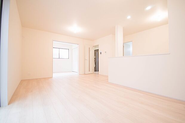 明るく開放的なダイニング。家族とのコミュニケーションが取りやすく、みんなの笑顔が溢れます