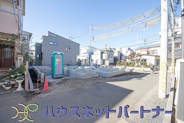 玄関前に季節のお花を置いて可愛く演出してみてはいかがですか。楽しいお家造りが待っています。