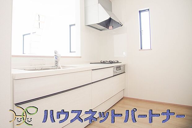 三口コンロで料理の幅を拡げてくれる使いやすいシステムキッチンを採用。洗い場も大きいので野菜や食器を洗ったりする際にも捗り、奥様の強い味方となってくれるはずです。