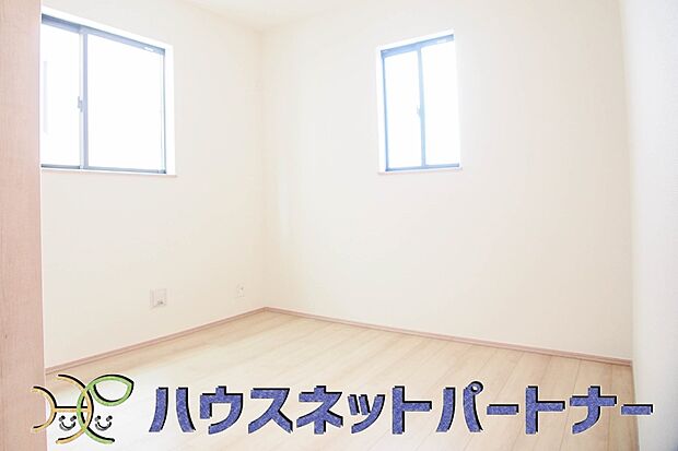 バルコニーに直接出入りできるお部屋です。ちょっと外の空気を吸いたい時や、ベランダでミニガーデニングなども楽しめそうです。