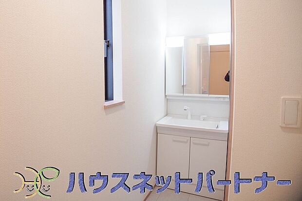 大きく見やすい三面鏡で清潔感ある洗面台は、身だしなみチェックや肌のお手入れに最適です。何かと物が増える場所だからこそ、スッキリと見映えの良い空間に拵えました。