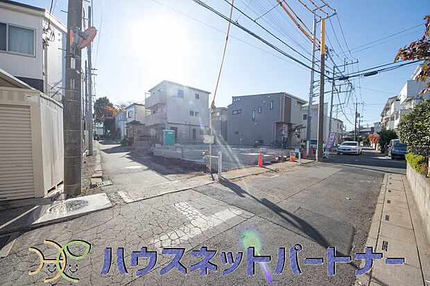 便利な施設が徒歩圏内の魅力的な街に、オーナー様の暮らしを思う心遣いが細部までに感じ取れる邸宅が誕生。