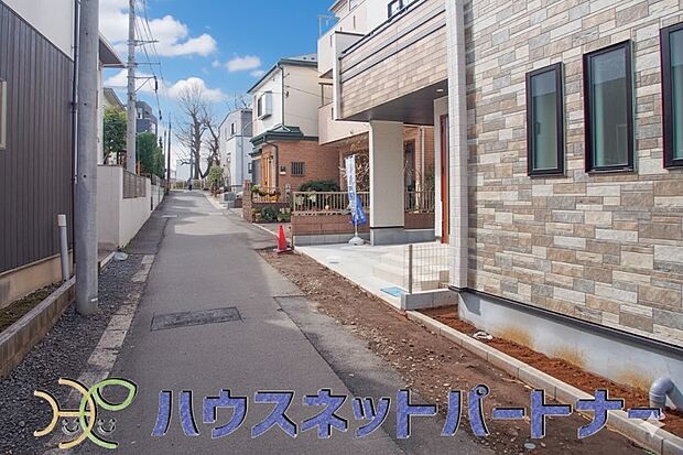 前面道路でお車を駐車するのも楽々。