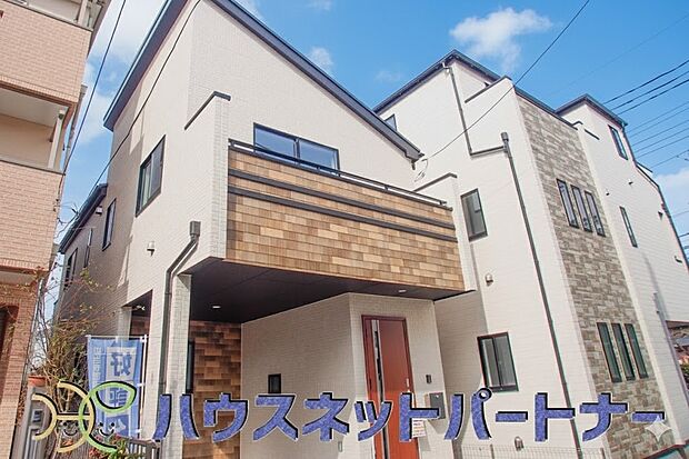 街に溶け合う美しい景観と、採光や風通しを考えて設計された間取り。近隣の視線を考え調整した窓位置など、外観だけでなく、住まうご家族の心地よさを最優先しました。