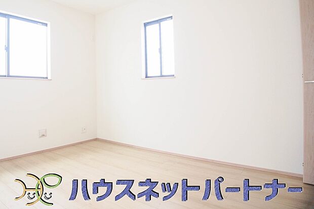 2面窓のある風通しの良いお部屋は心も体も元気にしてくれます。自分だけのお部屋作りを楽しんでみては。