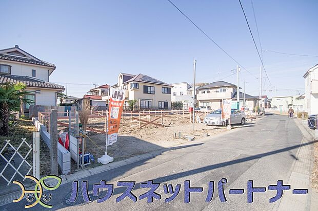 前面道路の日当たりの良い明るいお家。
