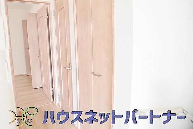 明るい窓のあるお部屋は子供部屋にぴったり。可愛い家具で素敵なお部屋に。