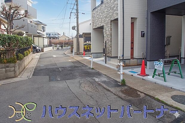 前面道路の日当たりの良い明るいお家。