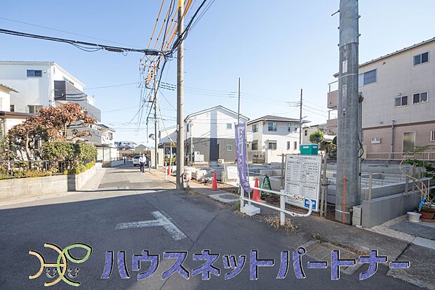 都会的な、ハイセンスな時間とともに、対照的な成熟した街並みを併せ持つことも、この邸宅の大きな特徴です。完成した現地をご体感下さい。