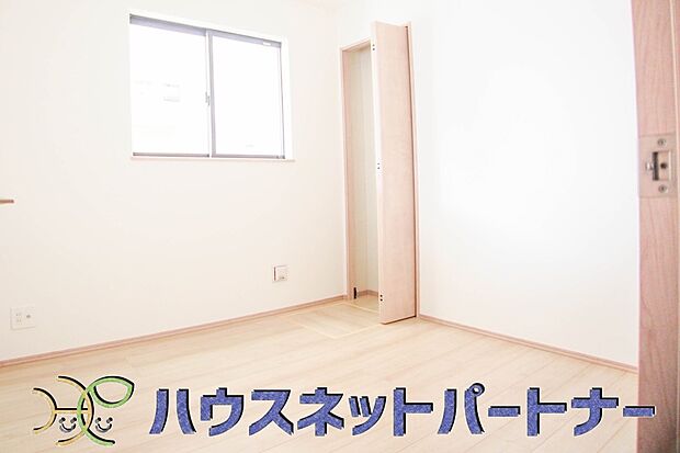 各部屋を最大限に広く使って頂ける様、全居住スペースに収納付。プライベートルームはゆったりと快適に。