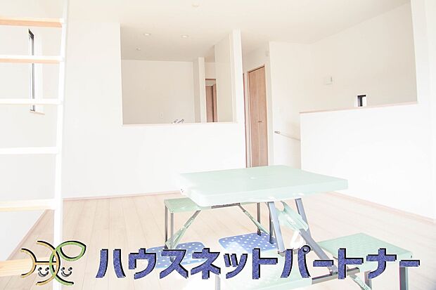 リビングは、食事スペースと寛げる場所設けてもまだ余裕の広さ。明るい光が照らしてくれます。