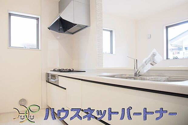 明るい自然光が入る作業スペースを多くとった壁付けキッチン採用。夫婦揃ってキッチンに立っても調理がしやすく、家事をしながら会話も弾みます。食器類もすっきりと片付く収納力。