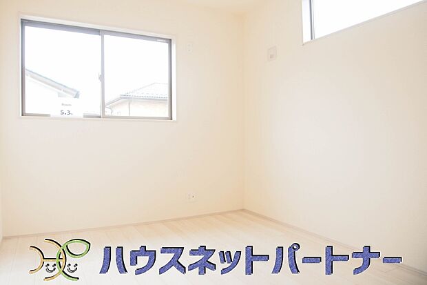 ベッドを置いて主寝室をイメージ。それでも広々してますね。