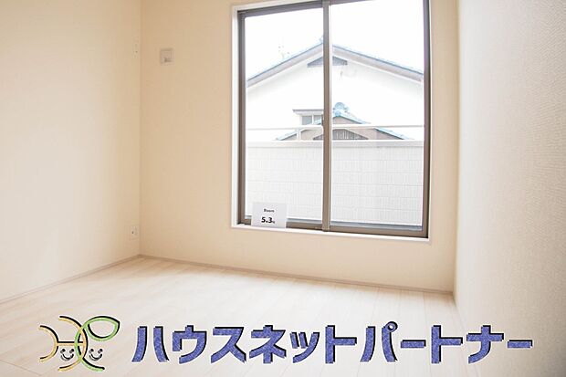 広過ぎず、快適すぎない子ども部屋。勉強と寝るだけの部屋にすることで閉じこもりがなくなり、リビングで過ごす時間が増えると言われています。