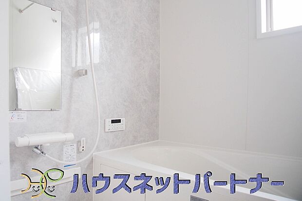 心地よいバスタイムを演出する浴室はゆとりあるサイズを採用。保温機能付き、汚れをはじく有機ガラス系の新素材を採用した浴室。美しく機能的な設備を採用。