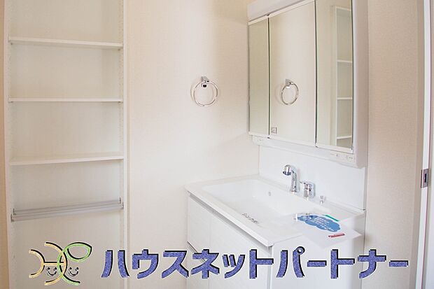 大きく見やすい三面鏡で清潔感ある洗面台は、身だしなみチェックや肌のお手入れに最適です。何かと物が増える場所だからこそ、スッキリと見映えの良い空間に拵えました。