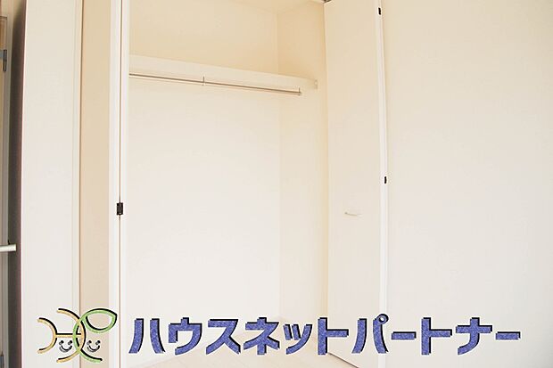 壁面クローゼットのメリットは、衣類が横一列に並ぶためひと目で洋服が選びやすいこと。衣類をたくさんお持ちの方も、限られたスペース内に無理なく収納することができます。