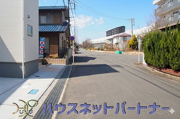 前面道路は6mあり広いので駐車も楽ちん。