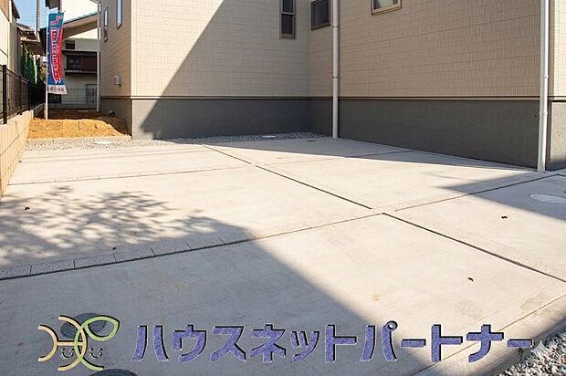カースペース2台可。新築戸建てを購入する際、庭付きや駐車場2台付きは大変魅力的に映ります。駐車スペースが2台分あれば、夫婦それぞれ車をもっている場合や、親戚や友人などが車で来る際も安心です。