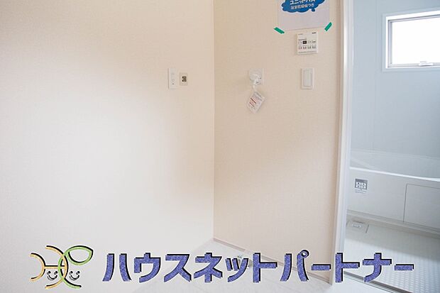 毎日使う洗濯機。しっかりと奥行きのある置き場が確保されています。