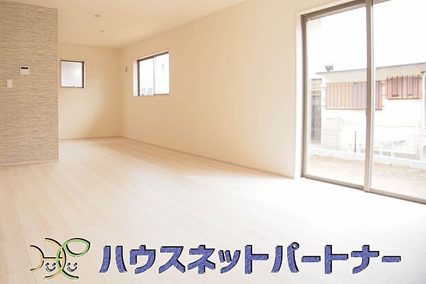 明るい日差し入るリビングは、お友達を招きパーティーが楽しめる広さですよ。