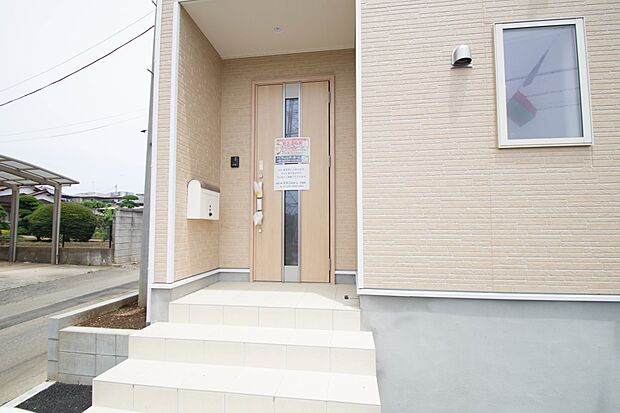 玄関の扉を開けるとそこは家族の待つお家。笑い声が聞こえてきそう。