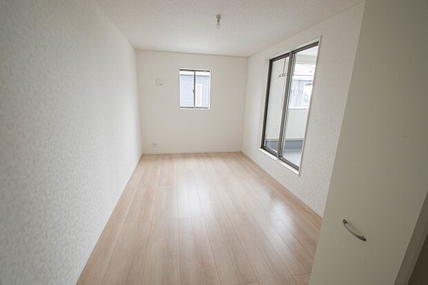 バルコニーに直接出入りできるお部屋です。ちょっと外の空気を吸いたい時や、ベランダでミニガーデニングなども楽しめそうです。