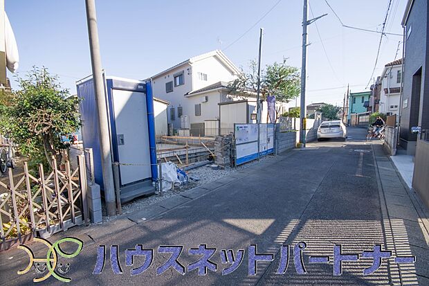 前面道路の日当たりの良い明るいお家。