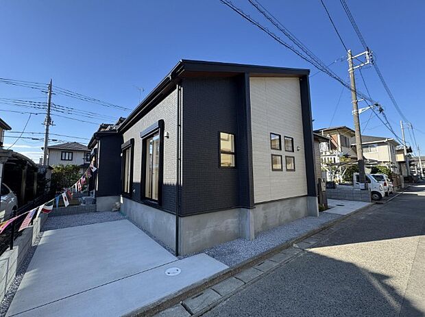 ゆったりとした駐車スペースを確保いたしましたので、大きめのお車でも駐車可能です。自転車やバイクなど、ゆとりのある敷地で置き場所に困ることはないでしょう。