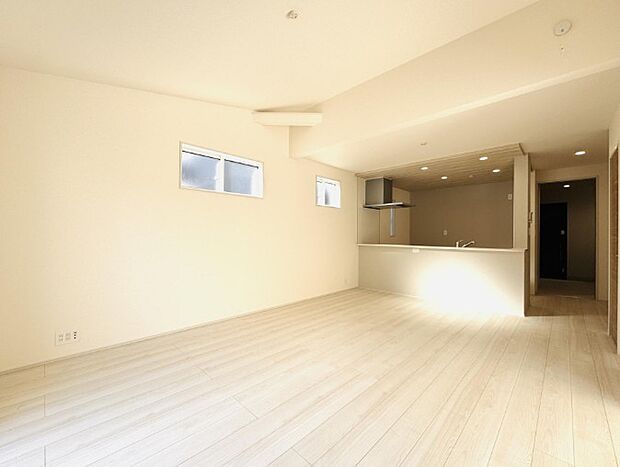 忙しい朝でも家族揃って食事をして頂ける、ゆとりある大きさのダイニングスペース。奥様の手料理をカウンター越しに受けとって頂き、テーブルで囲む素敵な時間を存分にお愉しみ下さい。