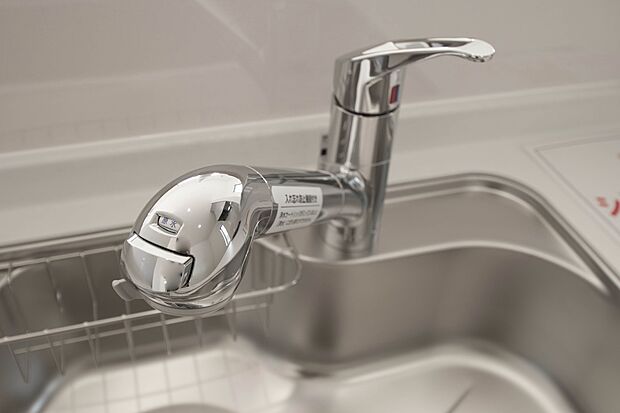 「原水（水道水）」「シャワー」「浄水」を切り替えられる浄水器内蔵水栓です。  