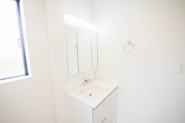 大きく見やすい三面鏡で清潔感ある洗面台は、身だしなみチェックや肌のお手入れに最適です。何かと物が増える場所だからこそ、スッキリと見映えの良い空間に拵えました。