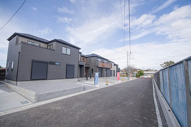 前面道路でお車を駐車するのも楽々。