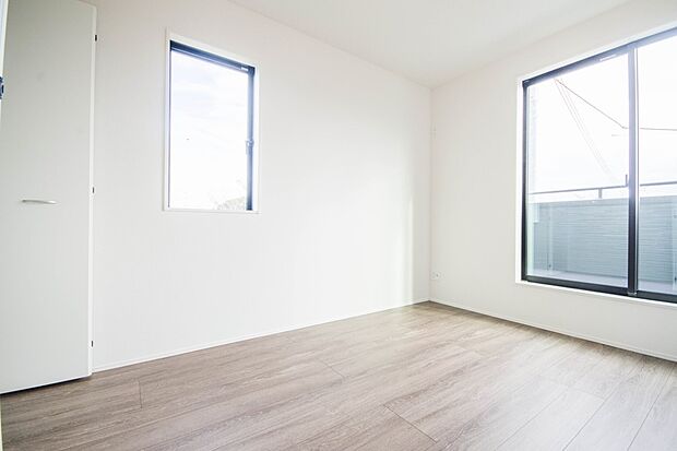 2面窓のある風通しの良いお部屋は心も体も元気にしてくれます。自分だけのお部屋作りを楽しんでみては。