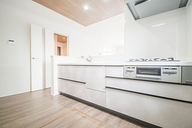 カウンターキッチンなら、リビングで遊ぶ子供の様子を見ながら料理ができるので安心です。料理を運んでもらったり、子供にお手伝いしてもらいやすいのもいいですね♪