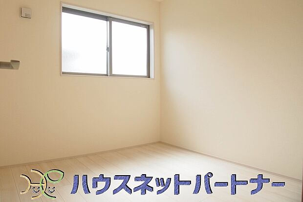 明るい窓のあるお部屋は子供部屋にぴったり。可愛い家具で素敵なお部屋に。