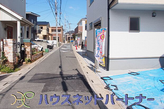 前面道路でお車を駐車するのも楽々。