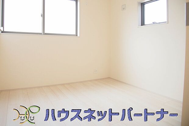 2面窓のある風通しの良いお部屋は心も体も元気にしてくれます。自分だけのお部屋作りを楽しんでみては。