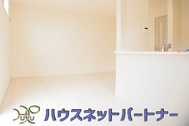 カウンターキッチンなら、リビングで遊ぶ子供の様子を見ながら料理ができるので安心です。料理を運んでもらったり、子供にお手伝いしてもらいやすいのもいいですね♪