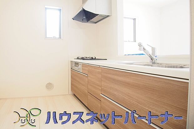 三口コンロで料理の幅を拡げてくれる使いやすいシステムキッチンを採用。洗い場も大きいので野菜や食器を洗ったりする際にも捗り、奥様の強い味方となってくれるはずです。