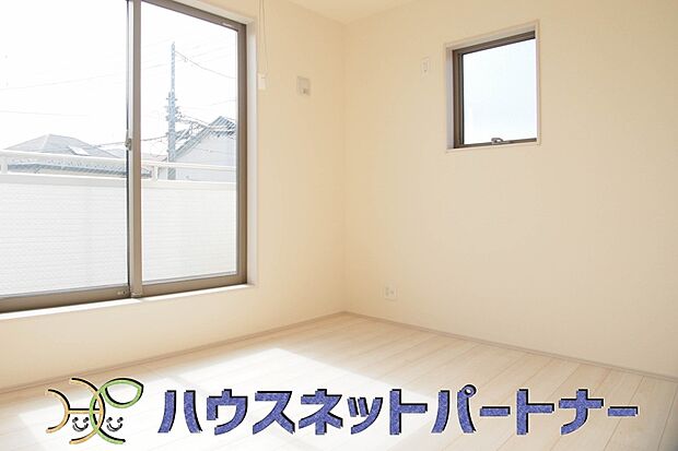 独立性を高めたお部屋。たっぷりの収納も配備しており、片付いた空間を現実出来そう。陽光も降り注ぐ明るく開放的な空間が魅力的。