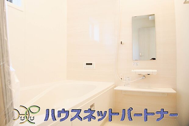 高級感溢れるカラーと大きさ・柔らかな曲線で構成された半身浴も楽しめるバスタブが心地よさをもたらします。