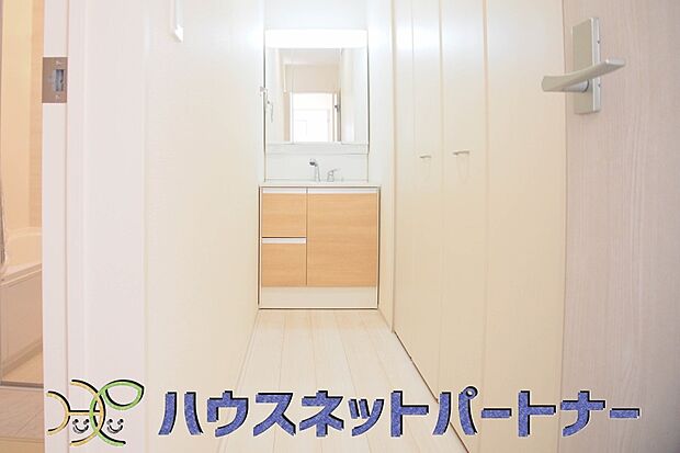 大きく見やすい三面鏡で清潔感ある洗面台は、身だしなみチェックや肌のお手入れに最適です。何かと物が増える場所だからこそ、スッキリと見映えの良い空間に拵えました。