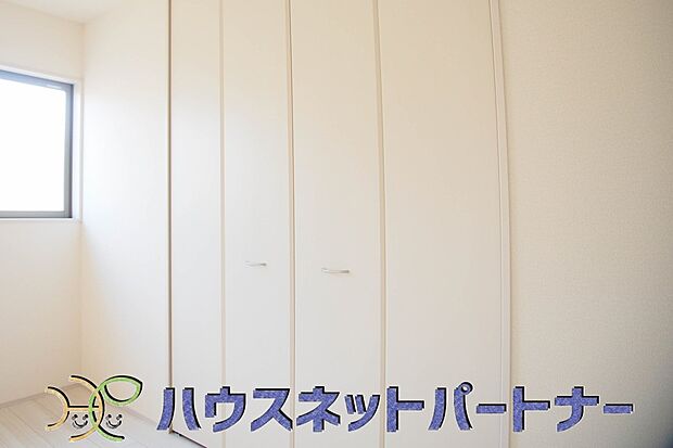 壁面クローゼットのメリットは、衣類が横一列に並ぶためひと目で洋服が選びやすいこと。衣類をたくさんお持ちの方も、限られたスペース内に無理なく収納することができます。